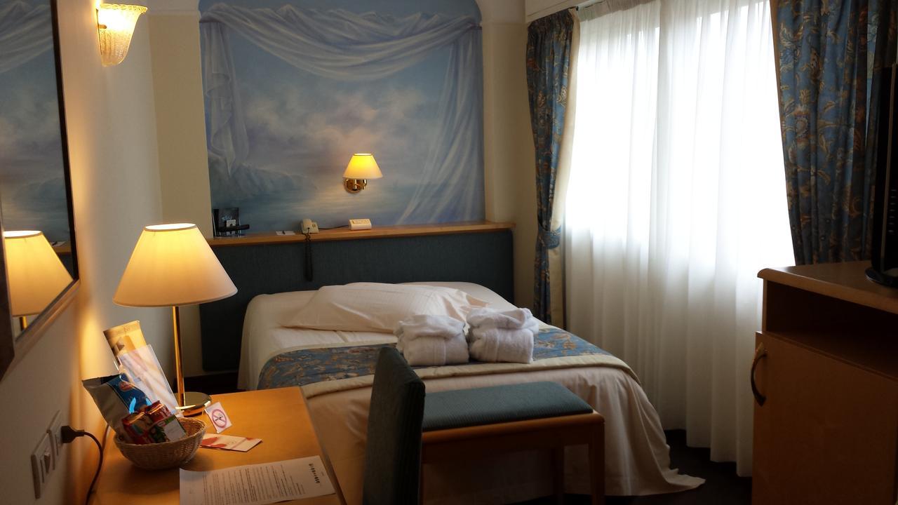 Hotel Luna Riccione E Aqua Spa Only Adults +12 Exteriör bild